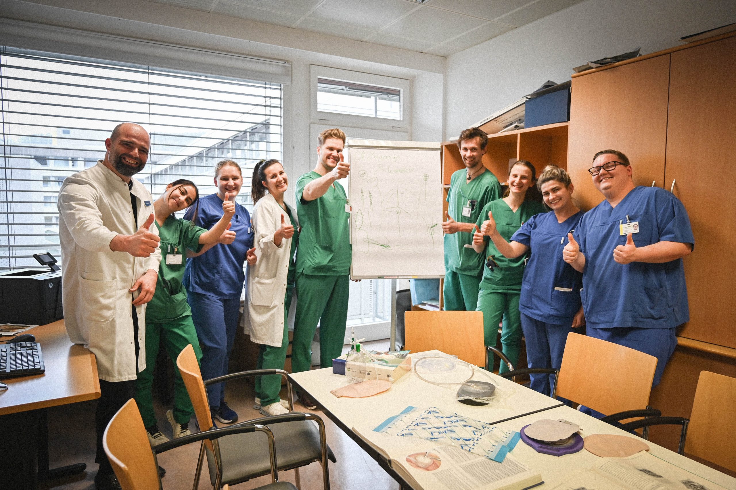Das LKH Feldkirch hat mit "Azubis für Azubis" einen neuen Ansatz in der Ausbildung von Pflegepersonal und Medizinstudenten geschaffen. Das LKH Feldkirch hat mit "Azubis für Azubis" einen neuen Ansatz in der Ausbildung von Pflegepersonal und Medizinstudenten geschaffen.