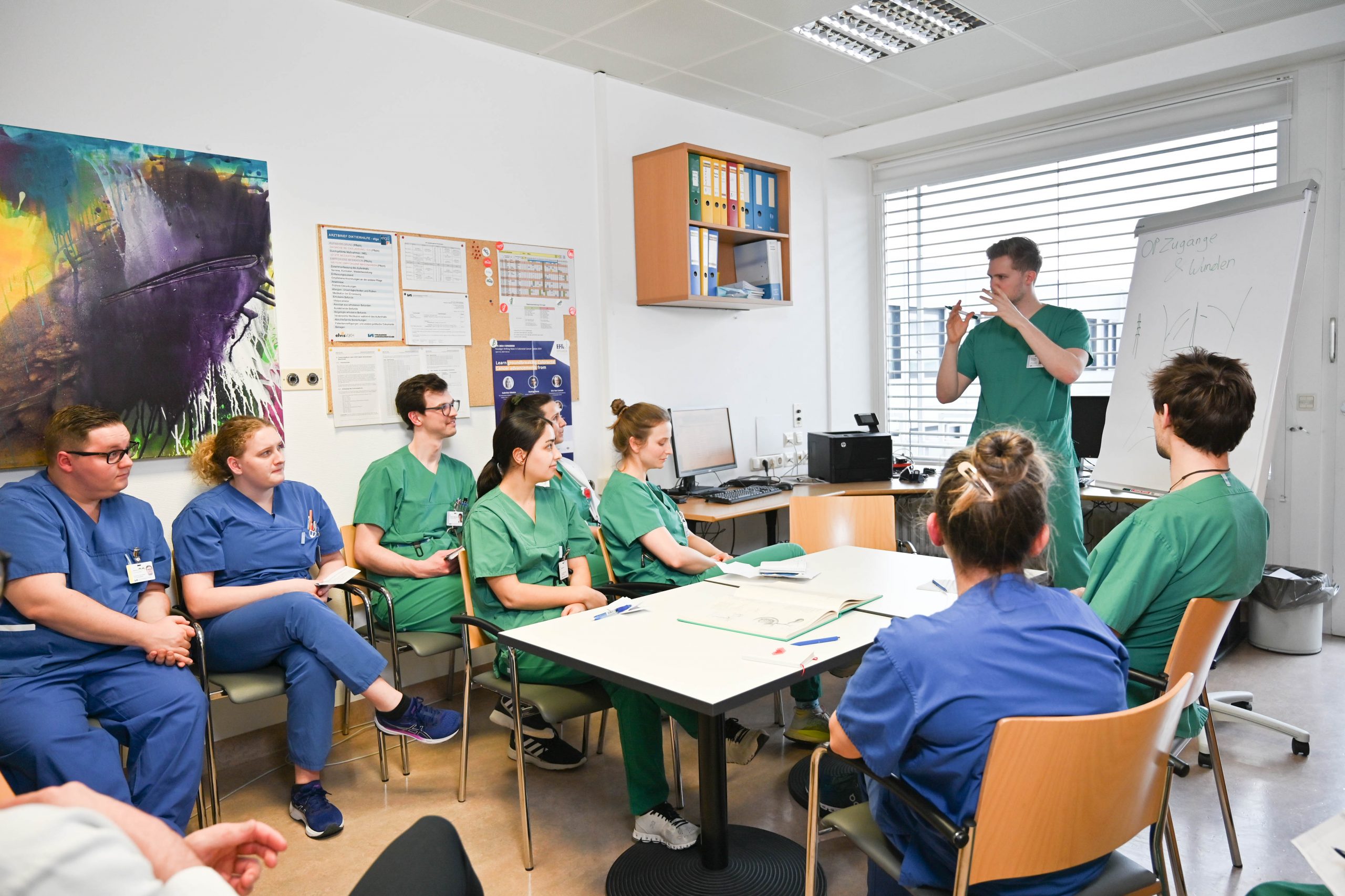 Ein Assistenzarzt und eine Praxisanleiterin leiten das Projekt, das alle zwei Wochen stattfindet und acht bis zehn Auszubildende umfasst. Ein Assistenzarzt und eine Praxisanleiterin leiten das Projekt, das alle zwei Wochen stattfindet und acht bis zehn Auszubildende umfasst.