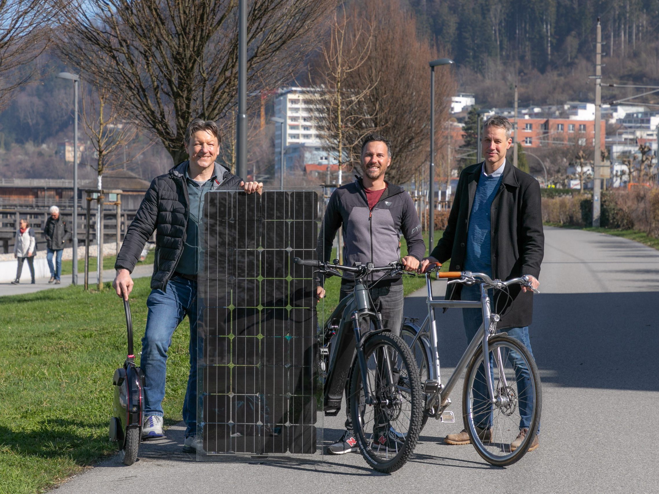 Alexander Moosbrugger (mo energy systems), Peter Gschliesser (PR Stromkreis Elektrotechnik GmbH) und Gerold Strehle (Büro für Architektur und Umweltgestaltung) präsentieren eine kosteneffiziente Lösung für PV-Radwege. Alexander Moosbrugger (mo energy systems), Peter Gschliesser (PR Stromkreis Elektrotechnik GmbH) und Gerold Strehle (Büro für Architektur und Umweltgestaltung) präsentieren eine kosteneffiziente Lösung für PV-Radwege.