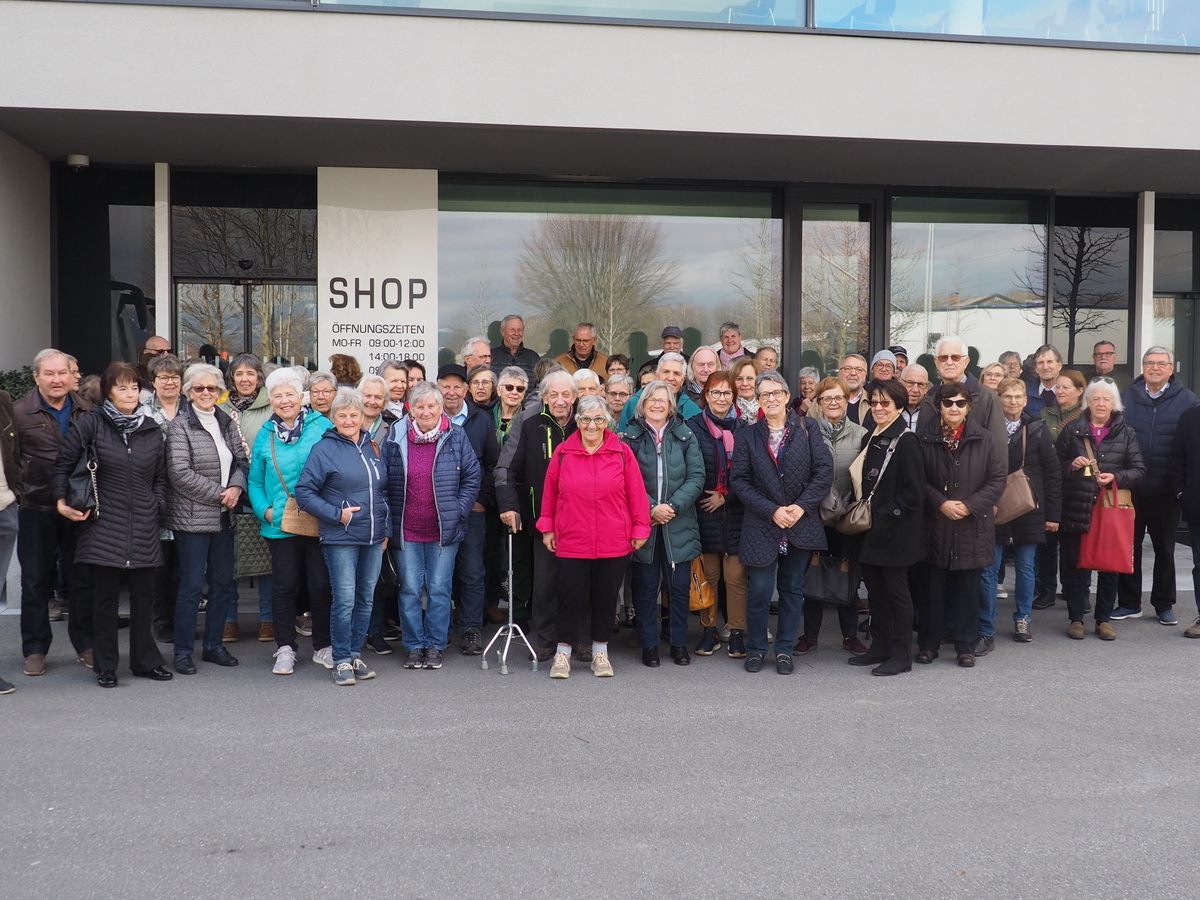 Die Gruppe vor der Firma GUNZ. Die Gruppe vor der Firma GUNZ.
