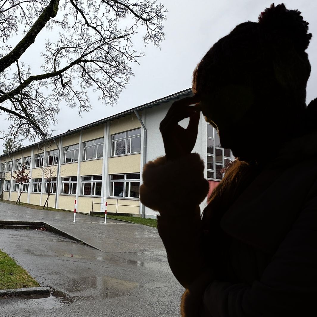 Eine besorgte Lehrkraft spricht über die Situation an ihrer Schule.