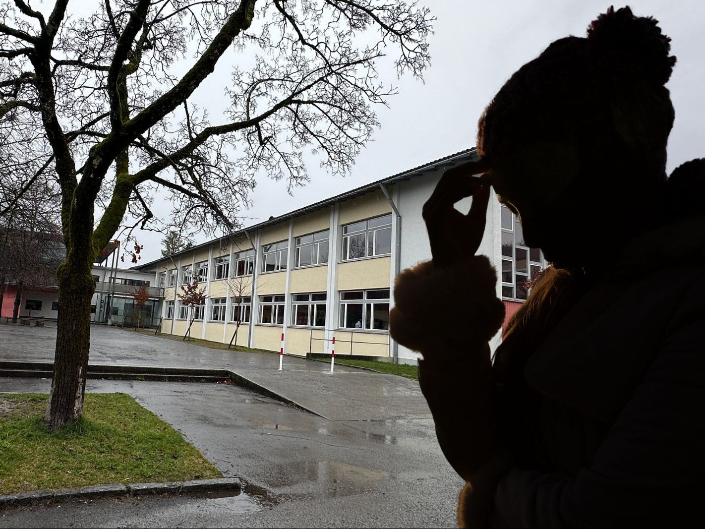 Eine besorgte Lehrkraft spricht über die Situation an ihrer Schule. Eine besorgte Lehrkraft spricht über die Situation an ihrer Schule.