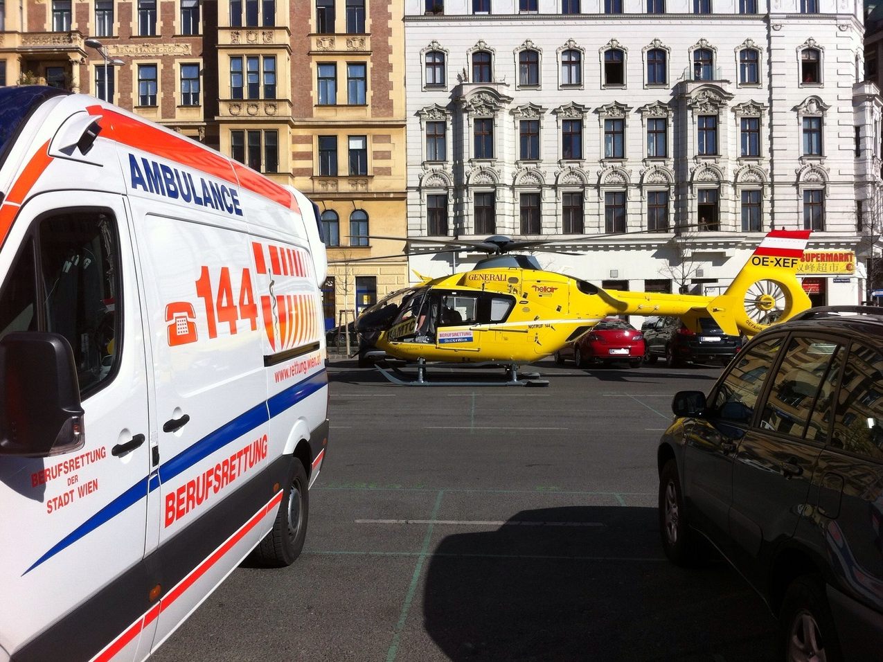 Der Notarzthubschrauber brachte das Mädchen ins Spital. Der Notarzthubschrauber brachte das Mädchen ins Spital.
