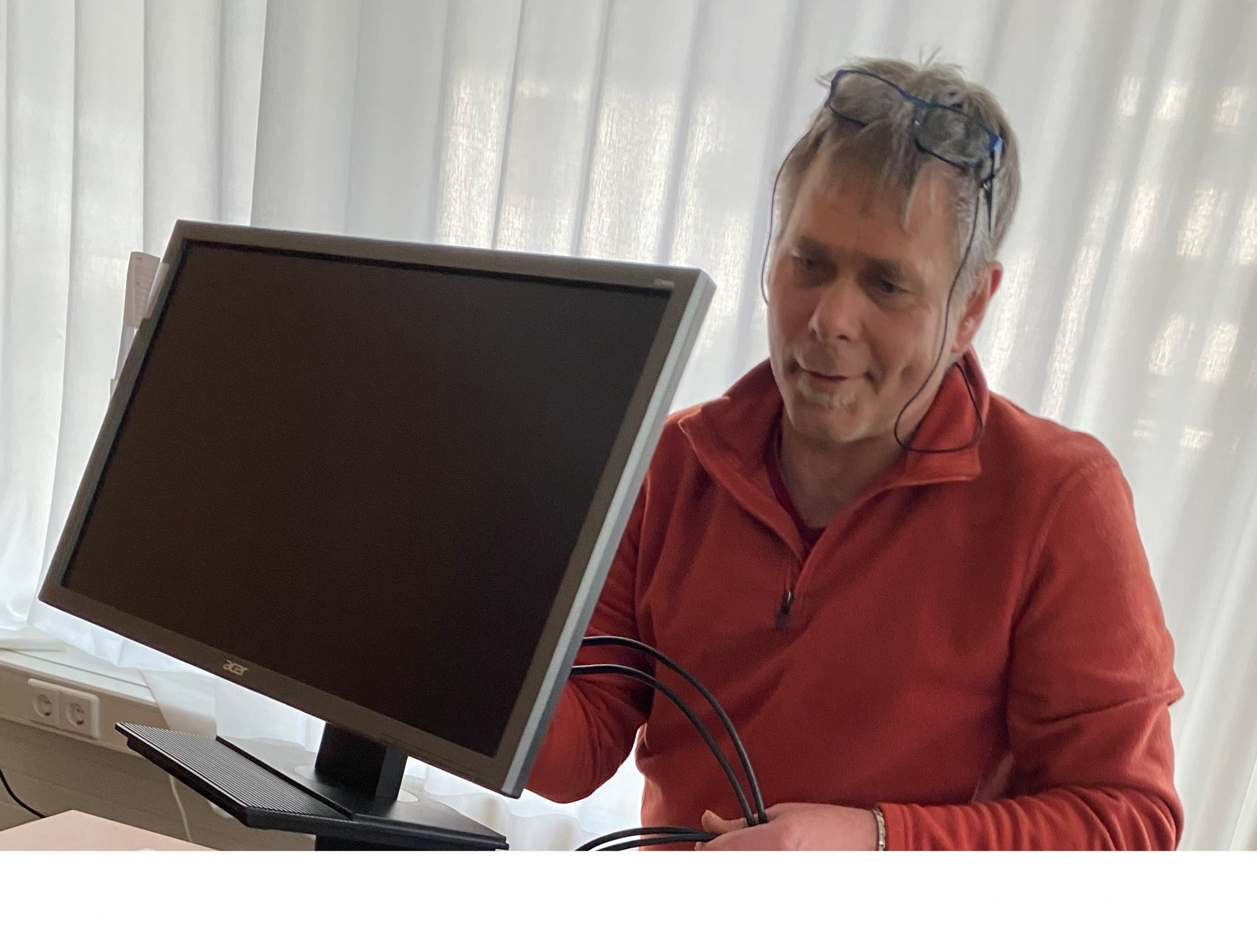Rudi packt beim Umzug mit an.