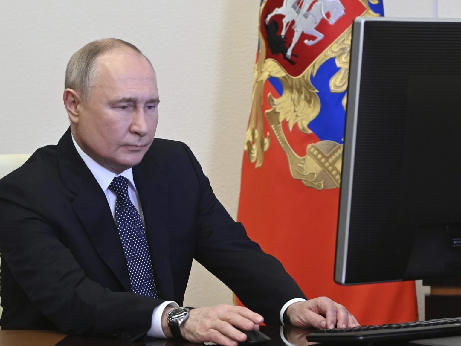 Putin hat per Computer gewählt. Putin hat per Computer gewählt.
