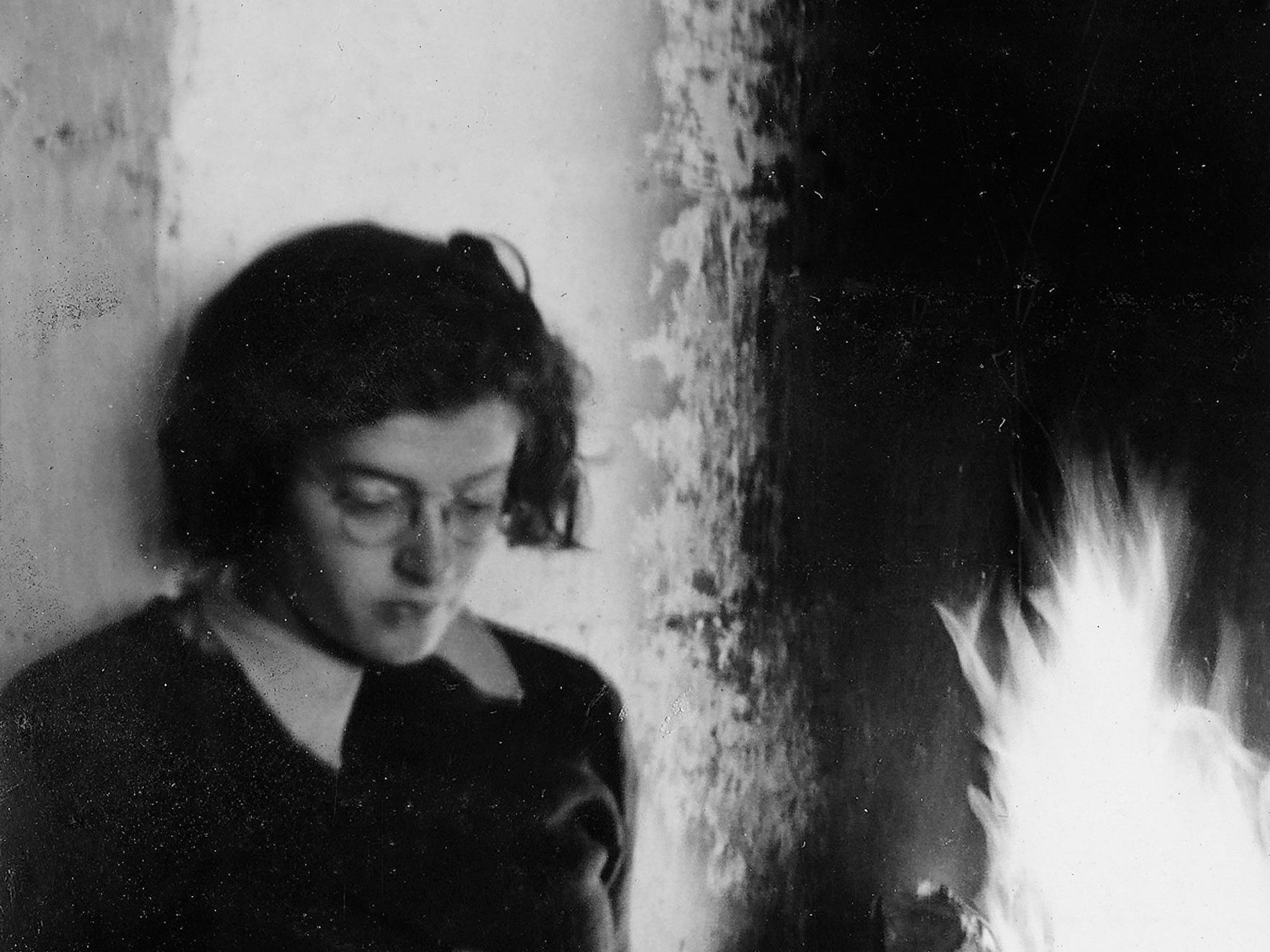 Ruth Maier im Arbeitsdienstlager im Sommer oder Herbst 1941 Ruth Maier im Arbeitsdienstlager im Sommer oder Herbst 1941
