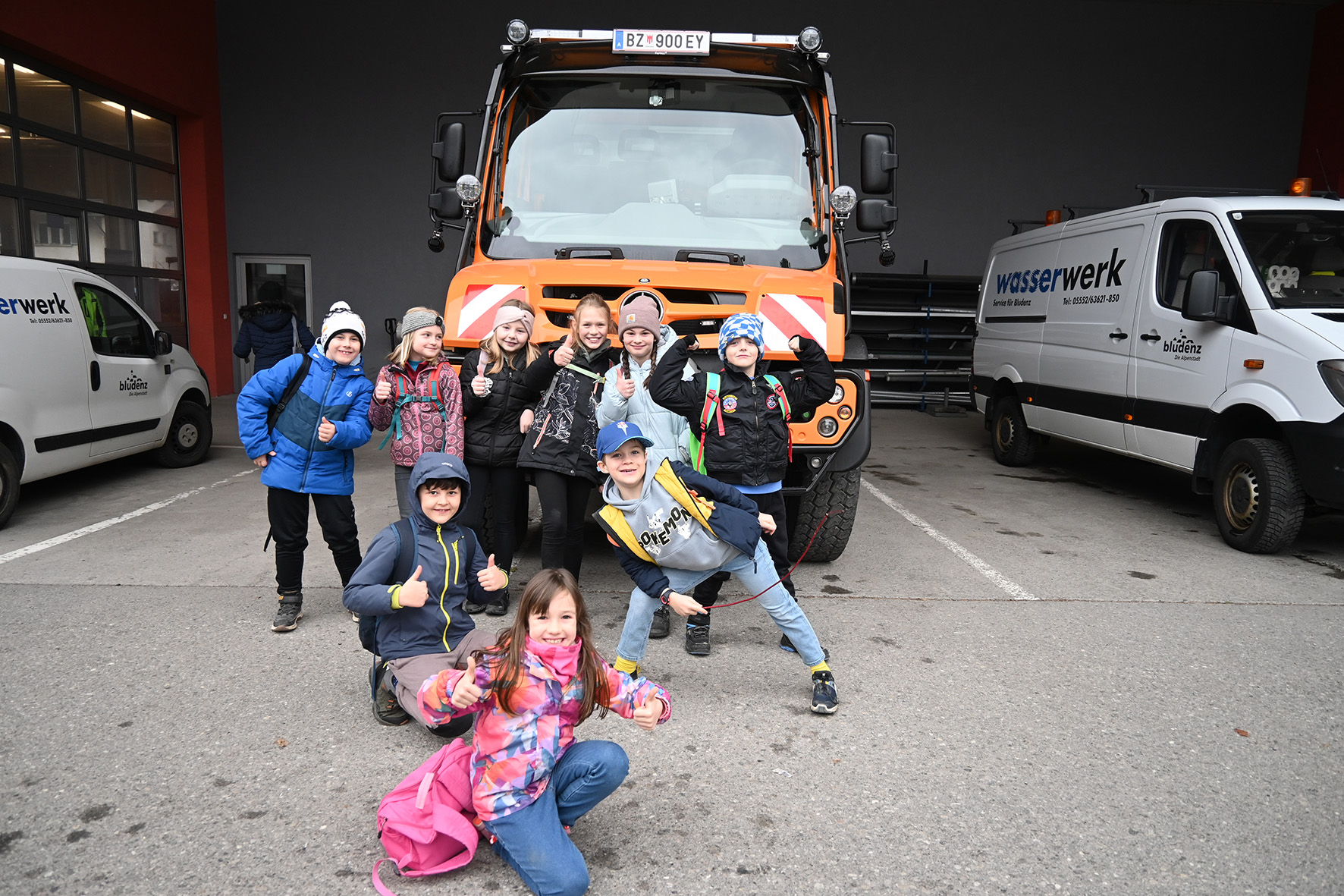 In zwei Gruppen aufgeteilt, führten Mitarbeiter die Kinder durch die Anlagen.