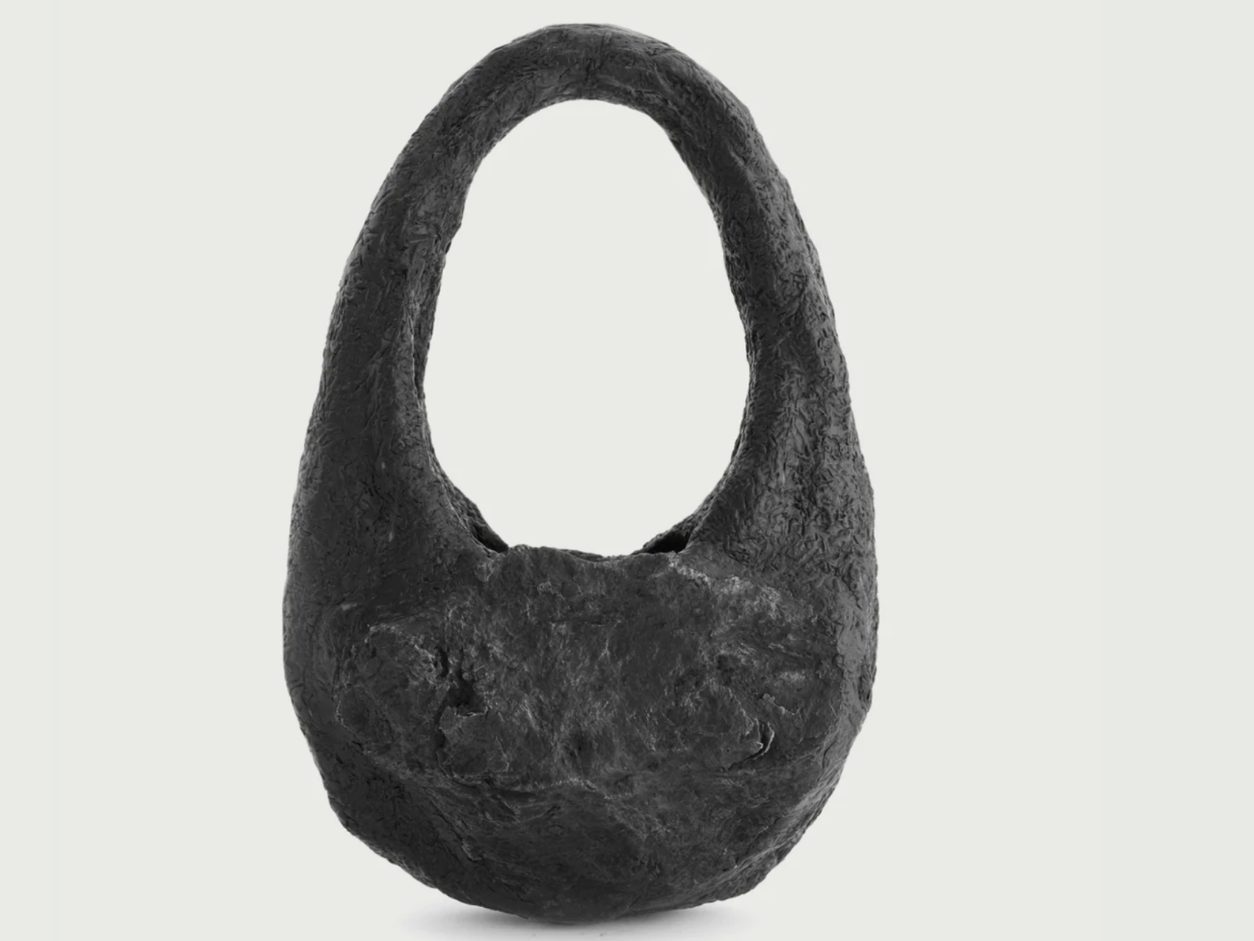 Die Swipe-Tasche wird aus Teilen verschiedener Meteoriten hergestellt.
