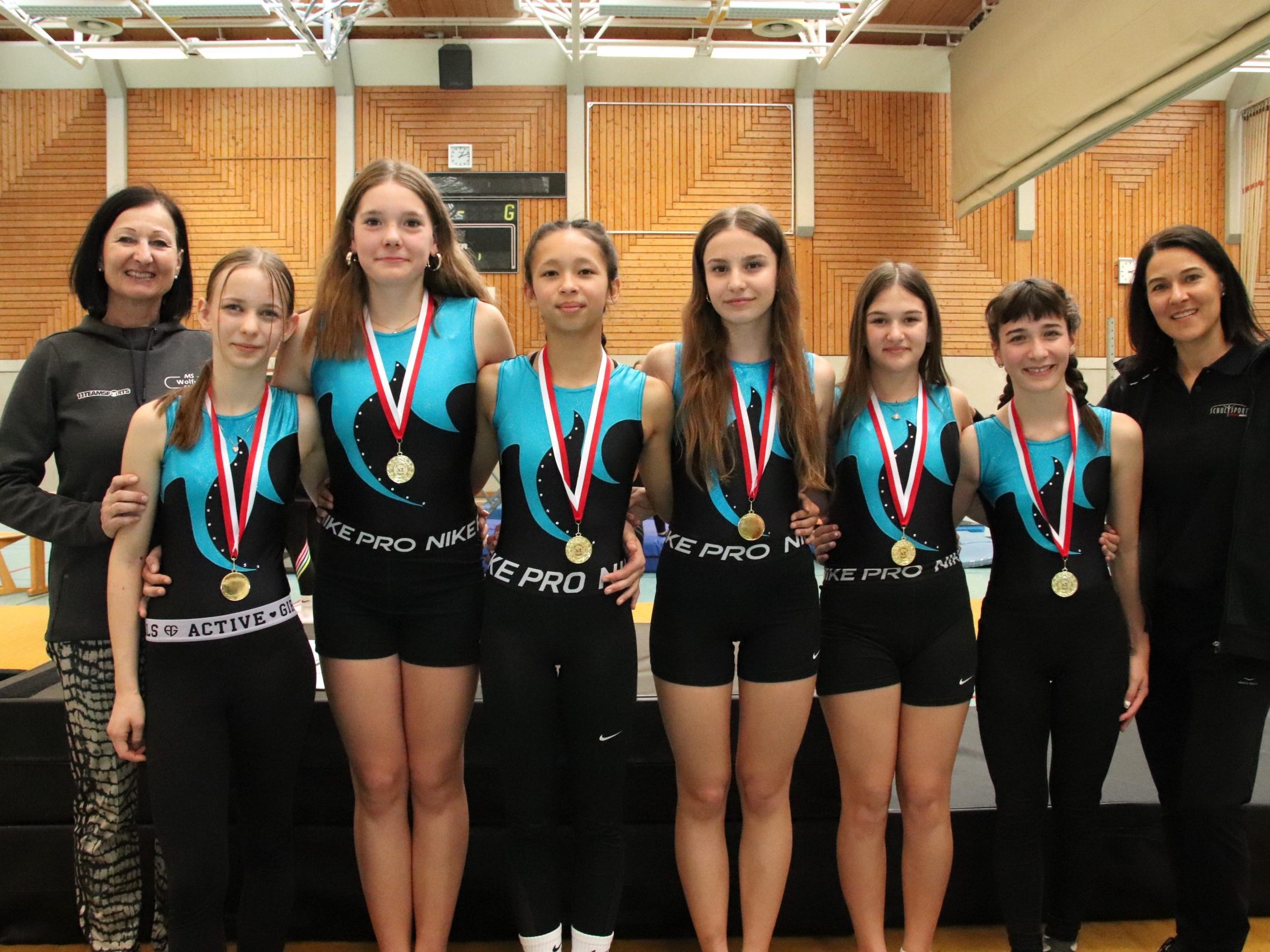 Sportlehrerin Barbara Kohler (li.) und Turn10-Landesrefertin Claudia Laritz gratulierten den Mädchen der 3d Klasse zum Sieg. Sportlehrerin Barbara Kohler (li.) und Turn10-Landesrefertin Claudia Laritz gratulierten den Mädchen der 3d Klasse zum Sieg.