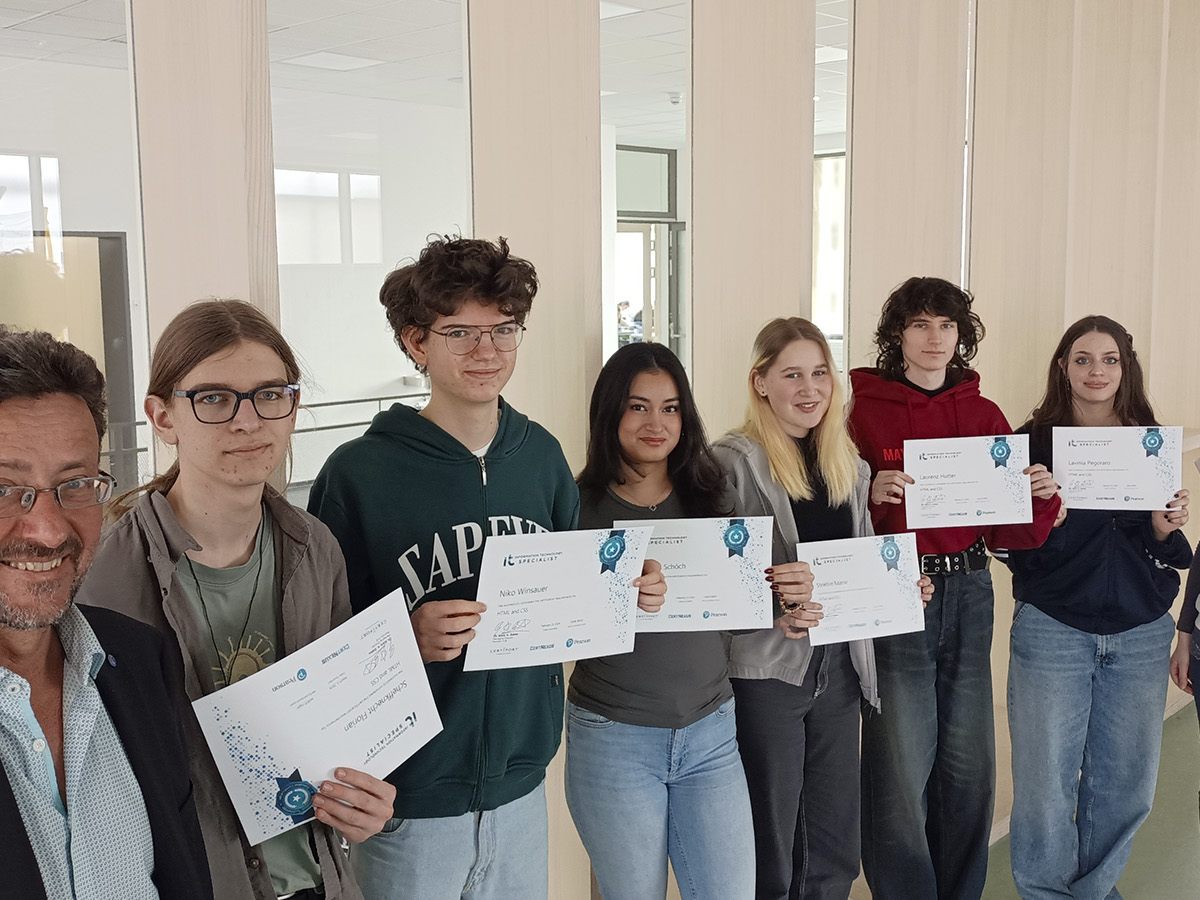 Schüler:innen und Direktor des B.O.RG Dornbirn Schoren Schüler:innen und Direktor des B.O.RG Dornbirn Schoren