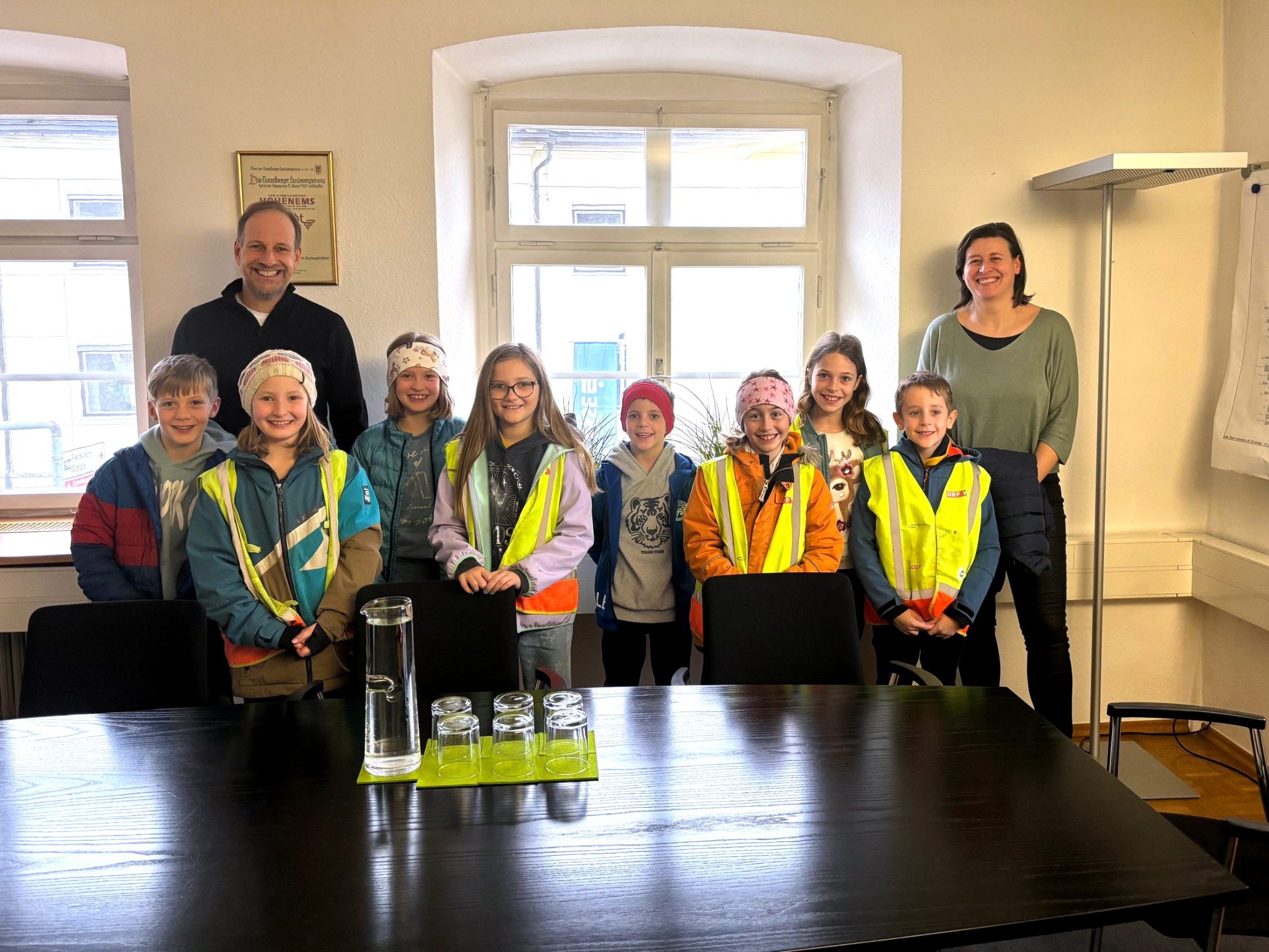 Die Schüler zu Gast im Bürgermeisterbüro.