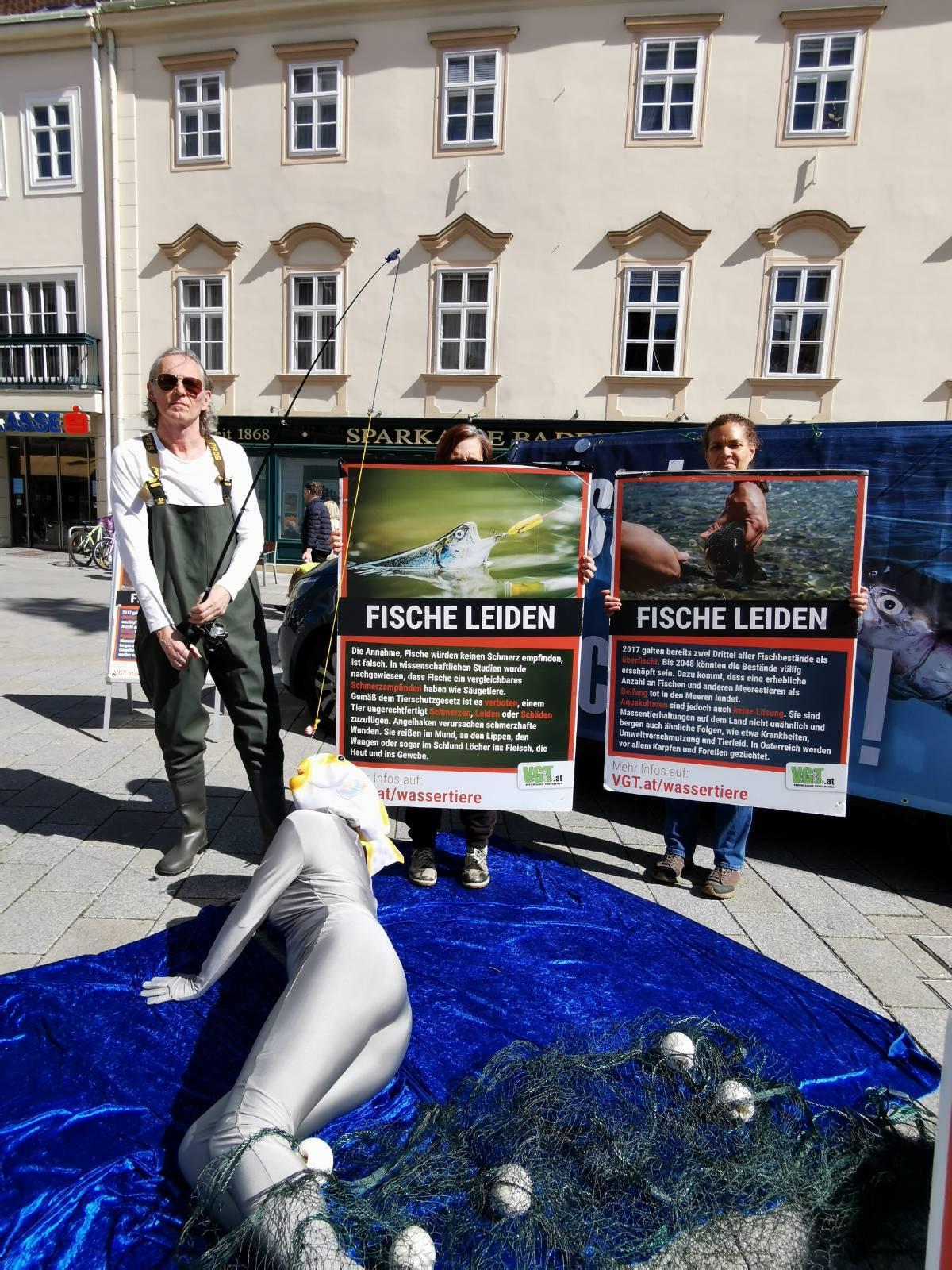 Ein Fisch im Netz. Symbolisch stellten Aktivist:innen bei einer VGT-Aktion in Baden bei Wien die tierquälerische Netzfischerei dar.