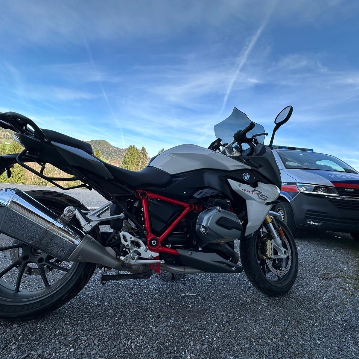 Ein Motorradfahrer wurde bei dem Unfall verletzt.