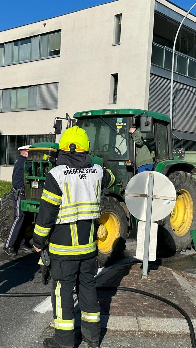 Ein brennender Traktor sorgte für eine Einsatz in der Bregenzer Langenerstraße.