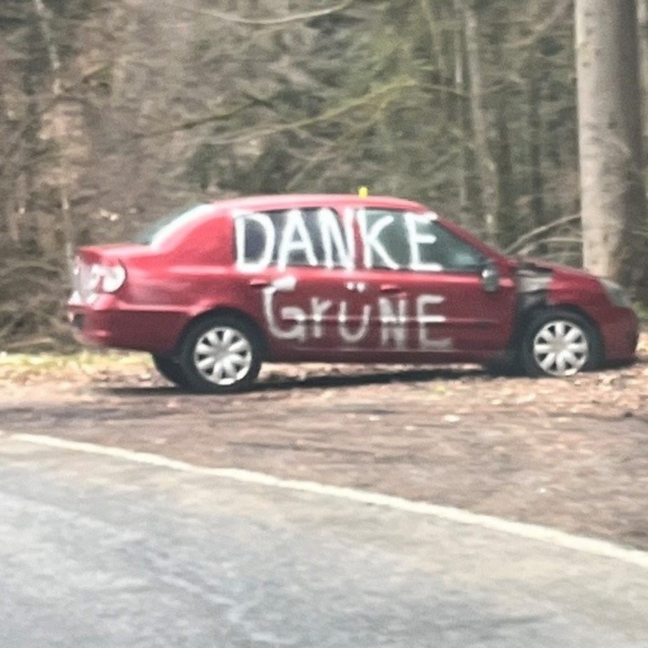 Kurz nach der Aufnahme dieses Fotos wurde das Schrottauto entfernt.