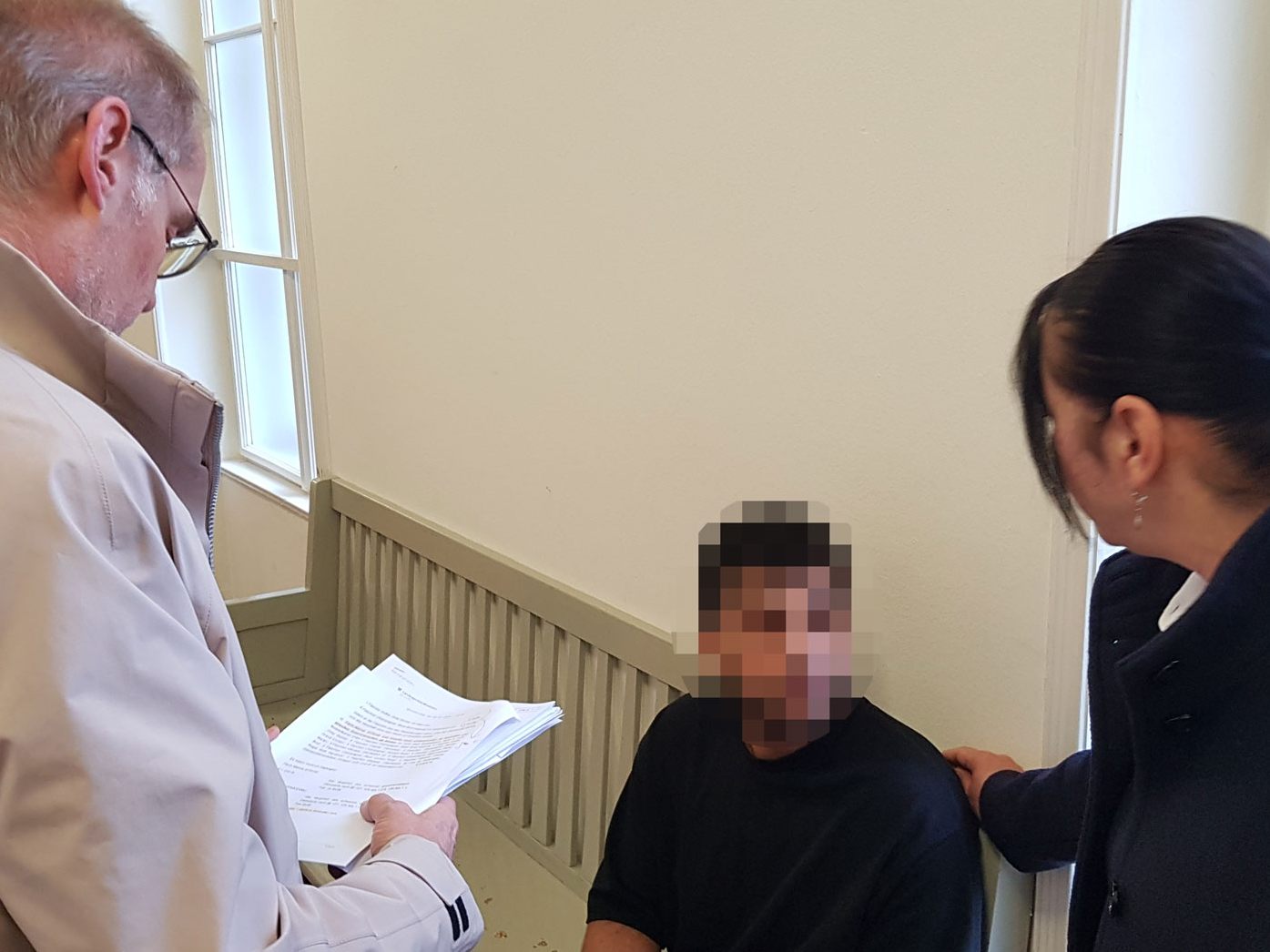 Der Angeklagte wurde vor Gericht von seinem Verteidiger und einer Übersetzerin unterstützt. Der Angeklagte wurde vor Gericht von seinem Verteidiger und einer Übersetzerin unterstützt.