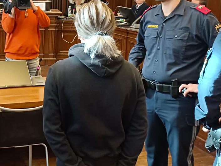 Die Staatsanwaltschaft legt dem Mann, der als Frau gesehen werden möchte, Mord zur Last. Die Staatsanwaltschaft legt dem Mann, der als Frau gesehen werden möchte, Mord zur Last.