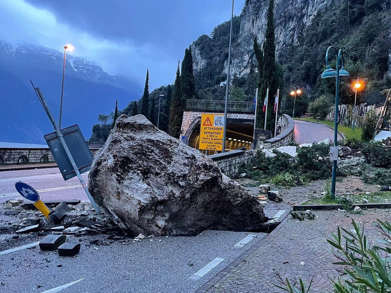 Rund 20 Kubikmeter Material lösten sich zwischen Riva del Garda und Limone. Rund 20 Kubikmeter Material lösten sich zwischen Riva del Garda und Limone.