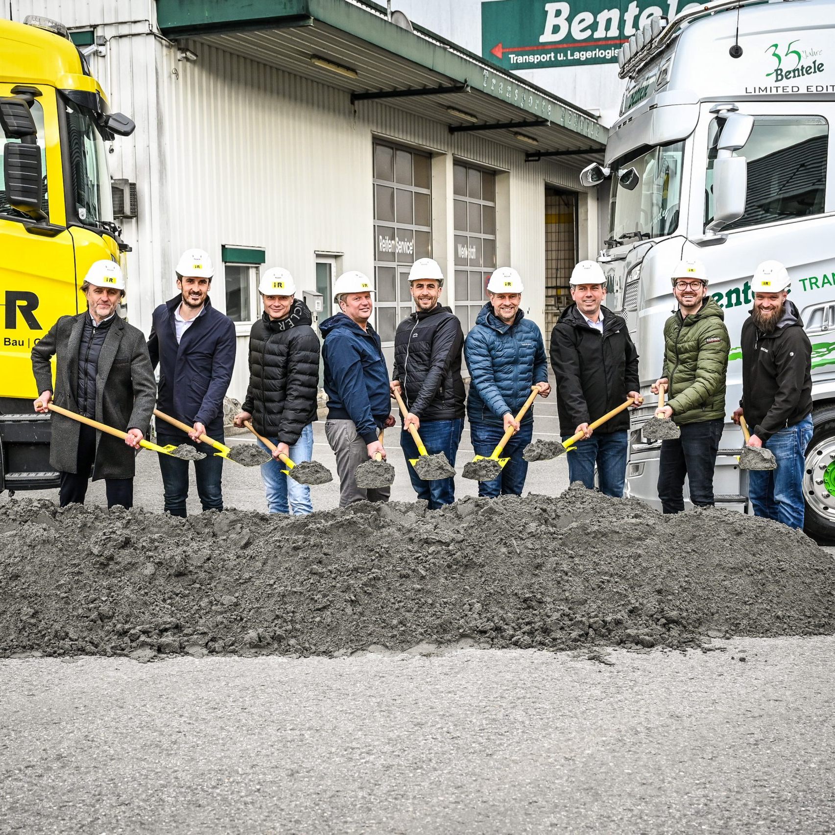 Spatenstich zur Sanierung und Erweiterung von Bentele Transporte in Hohenems: Martin Epp (Geschäftsbereichsleiter i+R Bestandsbau), Mario Bischof (Geschäftsführer i+R Industrie- & Gewerbebau), Jürgen Bentele (Eigentümer und Geschäftsführer Bentele Transporte), Arno Bentele (Eigentümer und Geschäftsführer Bentele Transporte), Patrick Kalin (Patrick Kalin Bauplan GmbH), Dieter Egger (Bürgermeister Hohenems), Markus Klien (Stadtrat Hohenems), Aleks Jeremic (Projektleiter i+R), Jörg Cramer (Bauleiter i+R).