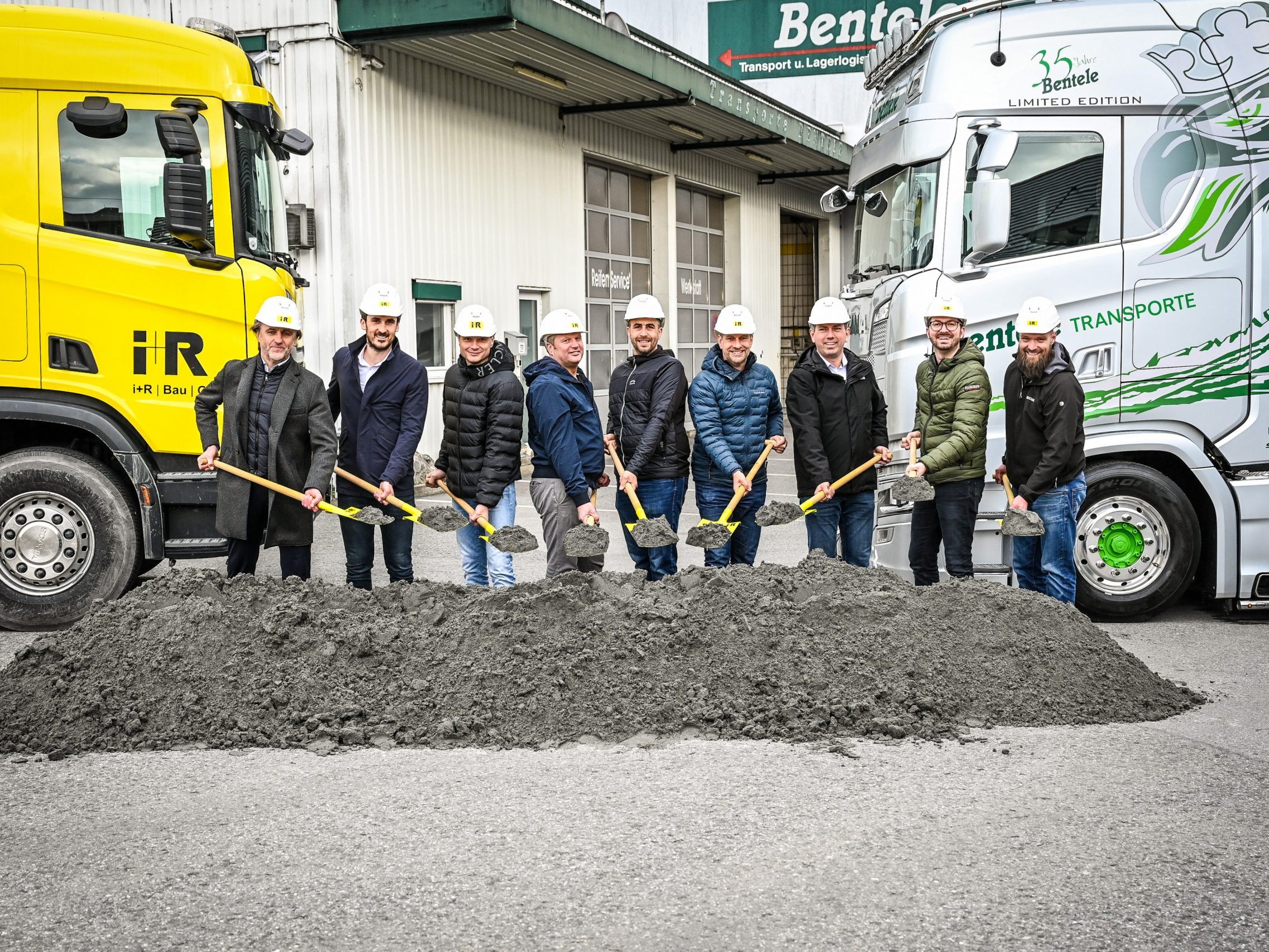 Spatenstich zur Sanierung und Erweiterung von Bentele Transporte in Hohenems: Martin Epp (Geschäftsbereichsleiter i+R Bestandsbau), Mario Bischof (Geschäftsführer i+R Industrie- & Gewerbebau), Jürgen Bentele (Eigentümer und Geschäftsführer Bentele Transporte), Arno Bentele (Eigentümer und Geschäftsführer Bentele Transporte), Patrick Kalin (Patrick Kalin Bauplan GmbH), Dieter Egger (Bürgermeister Hohenems), Markus Klien (Stadtrat Hohenems), Aleks Jeremic (Projektleiter i+R), Jörg Cramer (Bauleiter i+R).