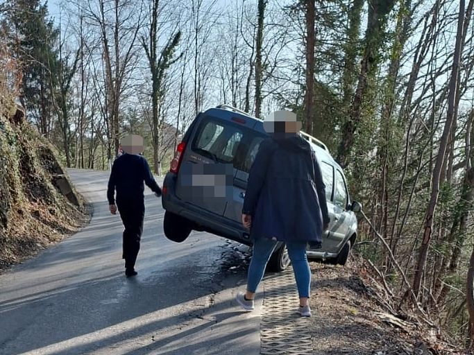 Der Pkw hing bereits mit einem Reifen in der Luft. Der Pkw hing bereits mit einem Reifen in der Luft.