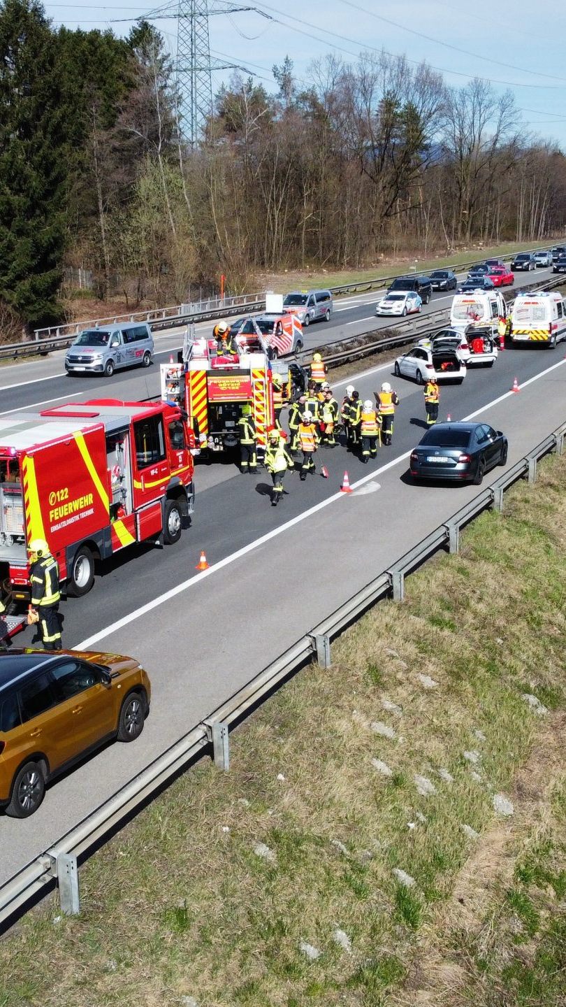 Durch den Unfall staute sich der Verkehr in beiden Fahrtrichtungen.