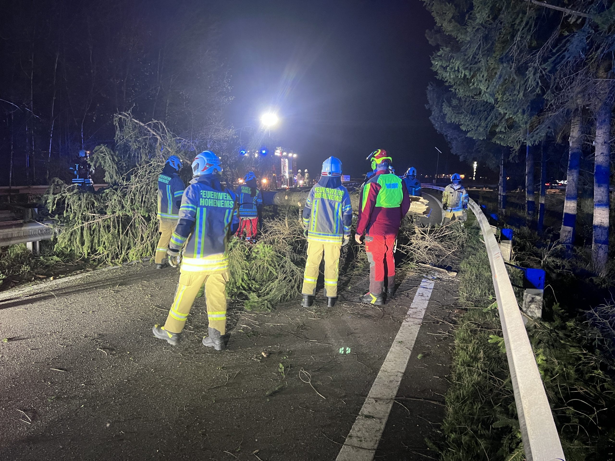 Baum auf Autobahnanschlussstelle gestürzt Baum auf Autobahnanschlussstelle gestürzt