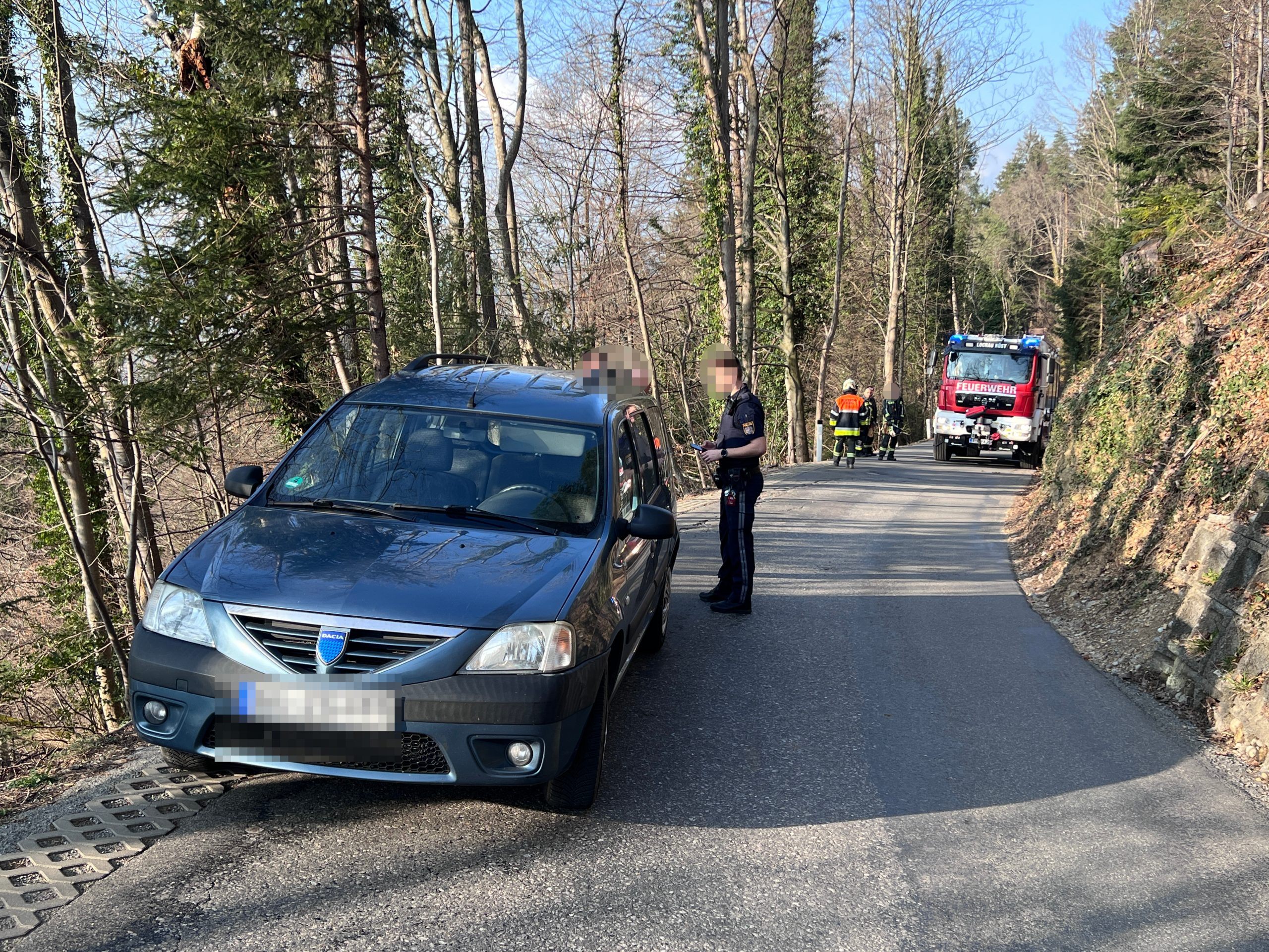 Die Feuerwehr rückte für die Fahrzeugbergung an. Die Feuerwehr rückte für die Fahrzeugbergung an.