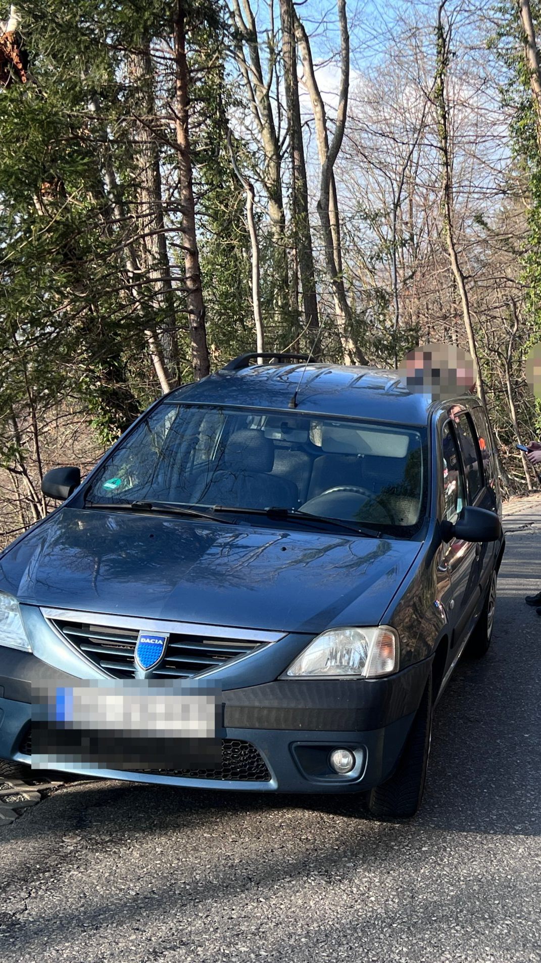 Die Feuerwehr rückte für die Fahrzeugbergung an.