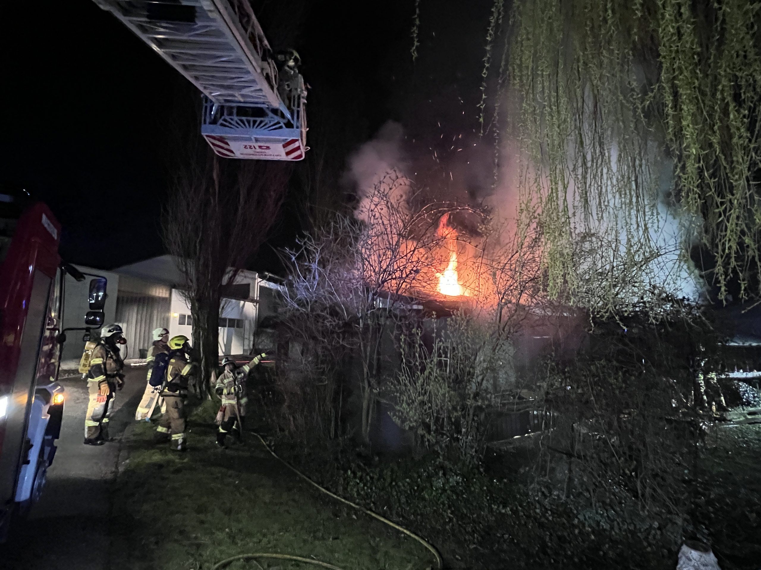 Die Flammen schlagen aus dem Dach des Hauses. Die Flammen schlagen aus dem Dach des Hauses.