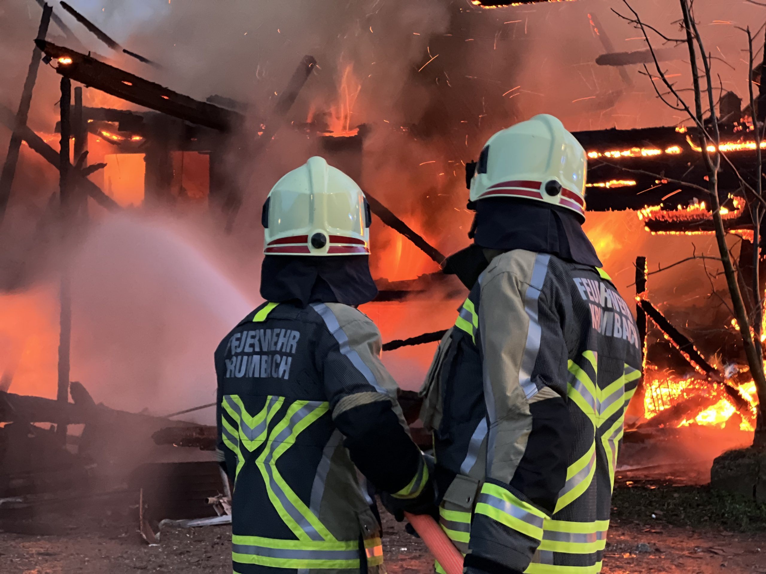 In den frühen Morgenstunden musste die Feuerwehr zu einem Großbrand in Hittisau ausrücken. In den frühen Morgenstunden musste die Feuerwehr zu einem Großbrand in Hittisau ausrücken.