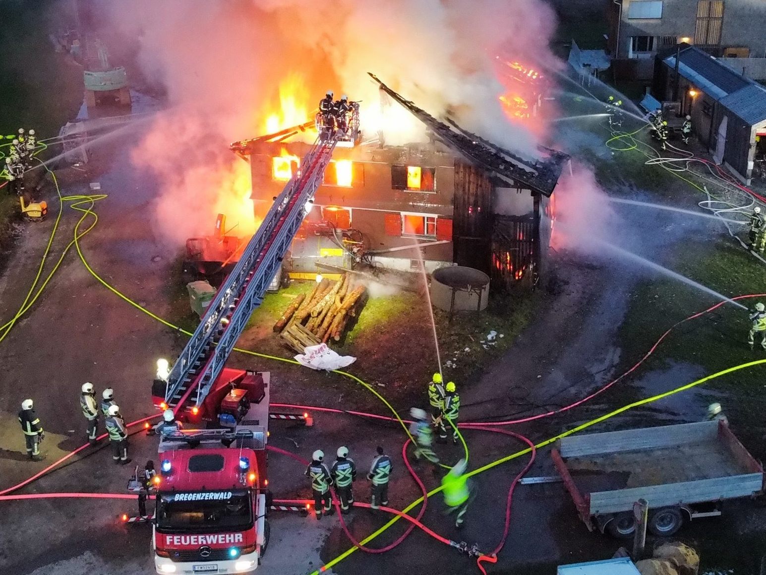 Großeinsatz der Feuerwehren in Hittisau. Großeinsatz der Feuerwehren in Hittisau.