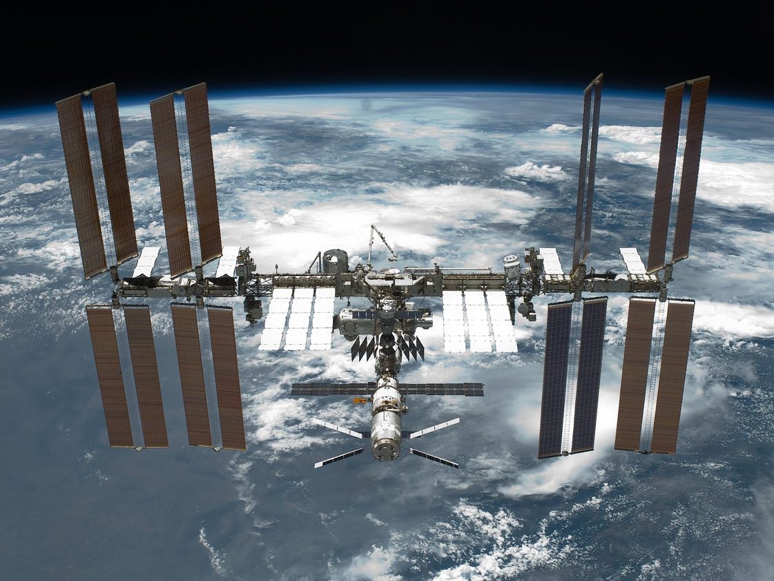 Von der ISS wurde 2021 eine Plattform mit Batteriepaketen abgetrennt. Von der ISS wurde 2021 eine Plattform mit Batteriepaketen abgetrennt.