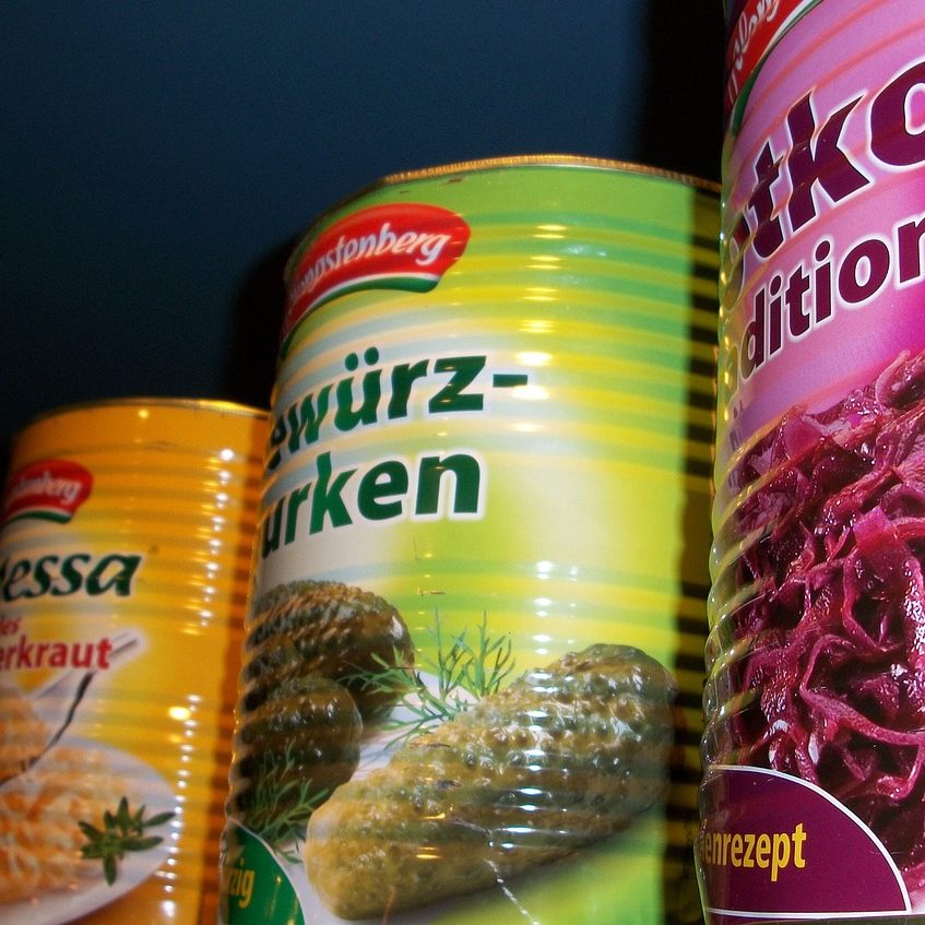 Die Haushalte brauchen die in der Pandemie gekauften Konserven und Mehl auf.