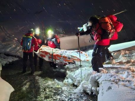 Rettungskräfte im harschen Wintersturm: Eine mutige Mannschaft navigiert durch tiefen Schnee und eisige Winde, um eine verletzte Skitourengeherin in der Silvretta sicher zu evakuieren. Das unerbittliche Wetter erforderte außergewöhnliche Maßnahmen und zeugt von der Entschlossenheit und dem Fachwissen der Bergretter. Rettungskräfte im harschen Wintersturm: Eine mutige Mannschaft navigiert durch tiefen Schnee und eisige Winde, um eine verletzte Skitourengeherin in der Silvretta sicher zu evakuieren. Das unerbittliche Wetter erforderte außergewöhnliche Maßnahmen und zeugt von der Entschlossenheit und dem Fachwissen der Bergretter.