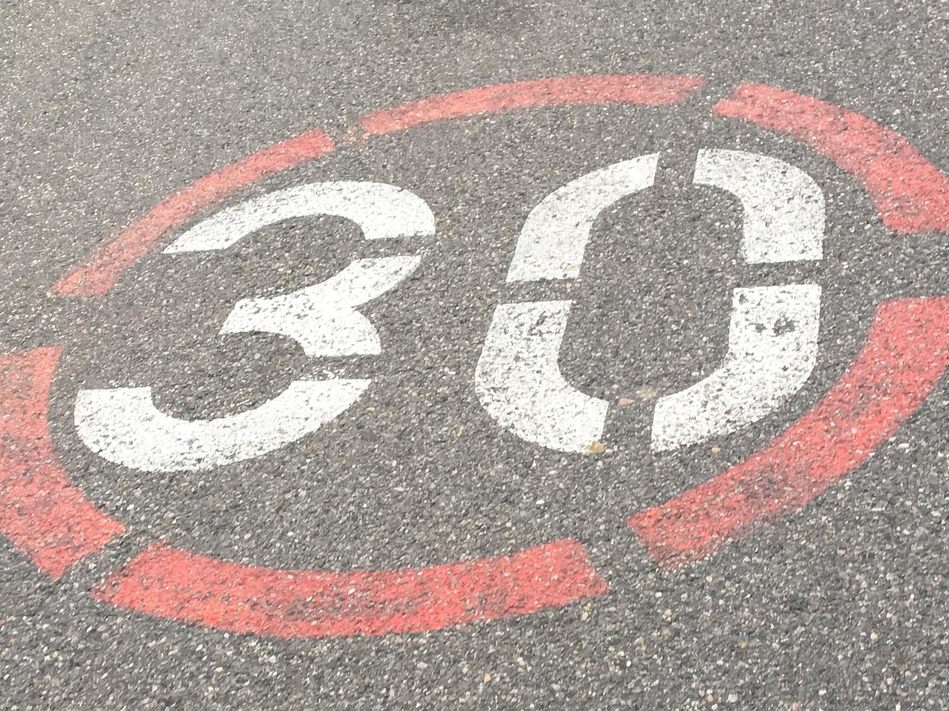 Gemeinden und Städte sollen Tempo 30 leichter einführen können.