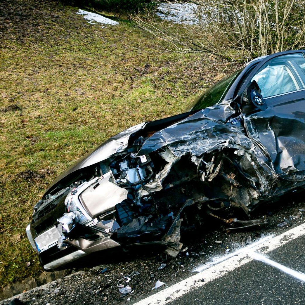 Autos frontal zusammengestoßen