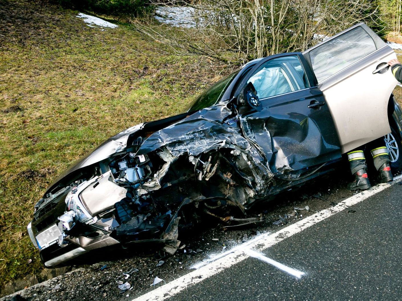 Autos frontal zusammengestoßen