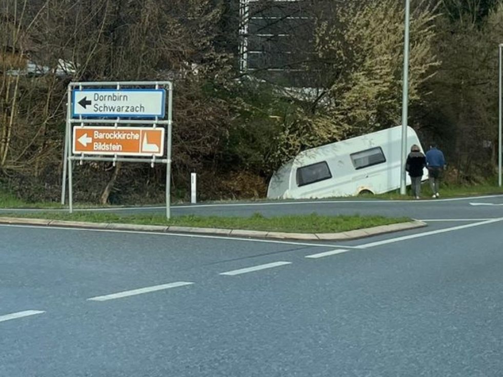 Der Wohnwagen stürzte in einen Graben.