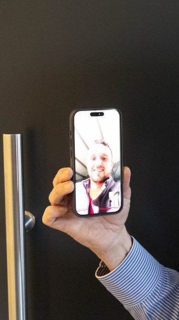 Thomas Guderjahn telefoniert regelmäßig mit Isak Ademi, der im Kosovo lebt.