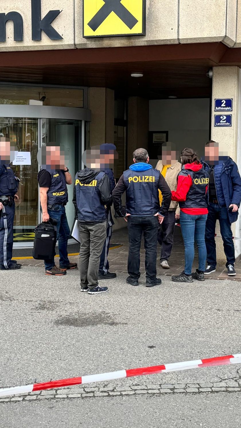 Großeinsatz nach Banküberfall in Lochau.