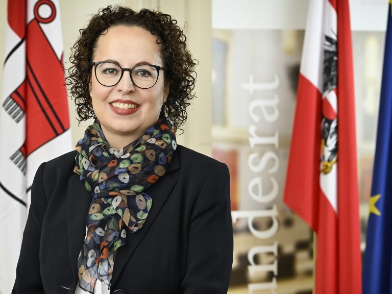 Christine Schwarz-Fuchs kandidiert für die ÖVP bei der EU-Wahl 2024. Christine Schwarz-Fuchs kandidiert für die ÖVP bei der EU-Wahl 2024.