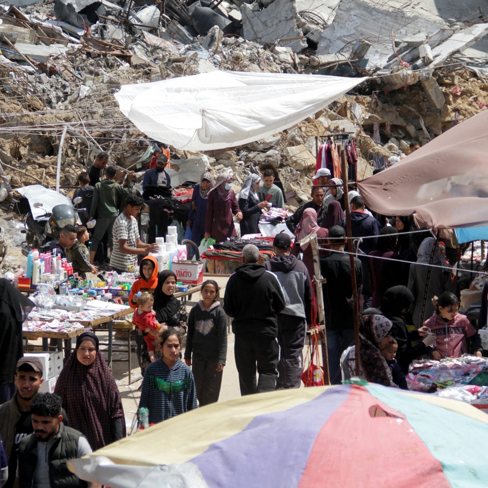 Im Gazastreifen bereiten sich die Menschen auf das Ende des Ramadan vor.