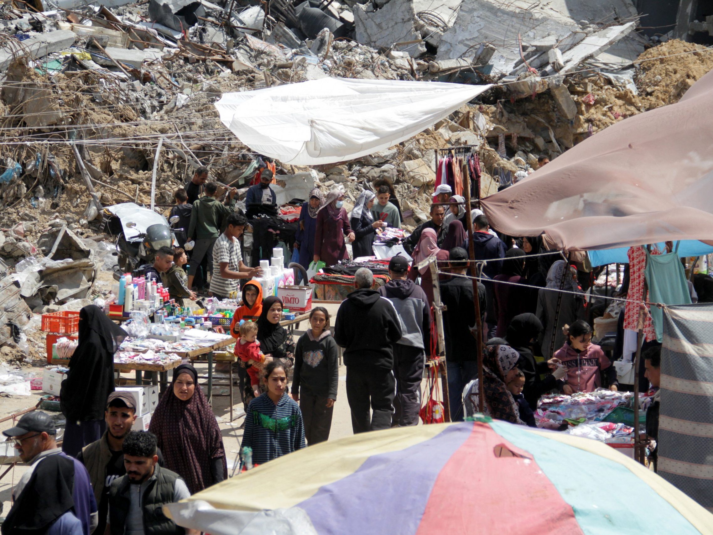 Im Gazastreifen bereiten sich die Menschen auf das Ende des Ramadan vor. Im Gazastreifen bereiten sich die Menschen auf das Ende des Ramadan vor.