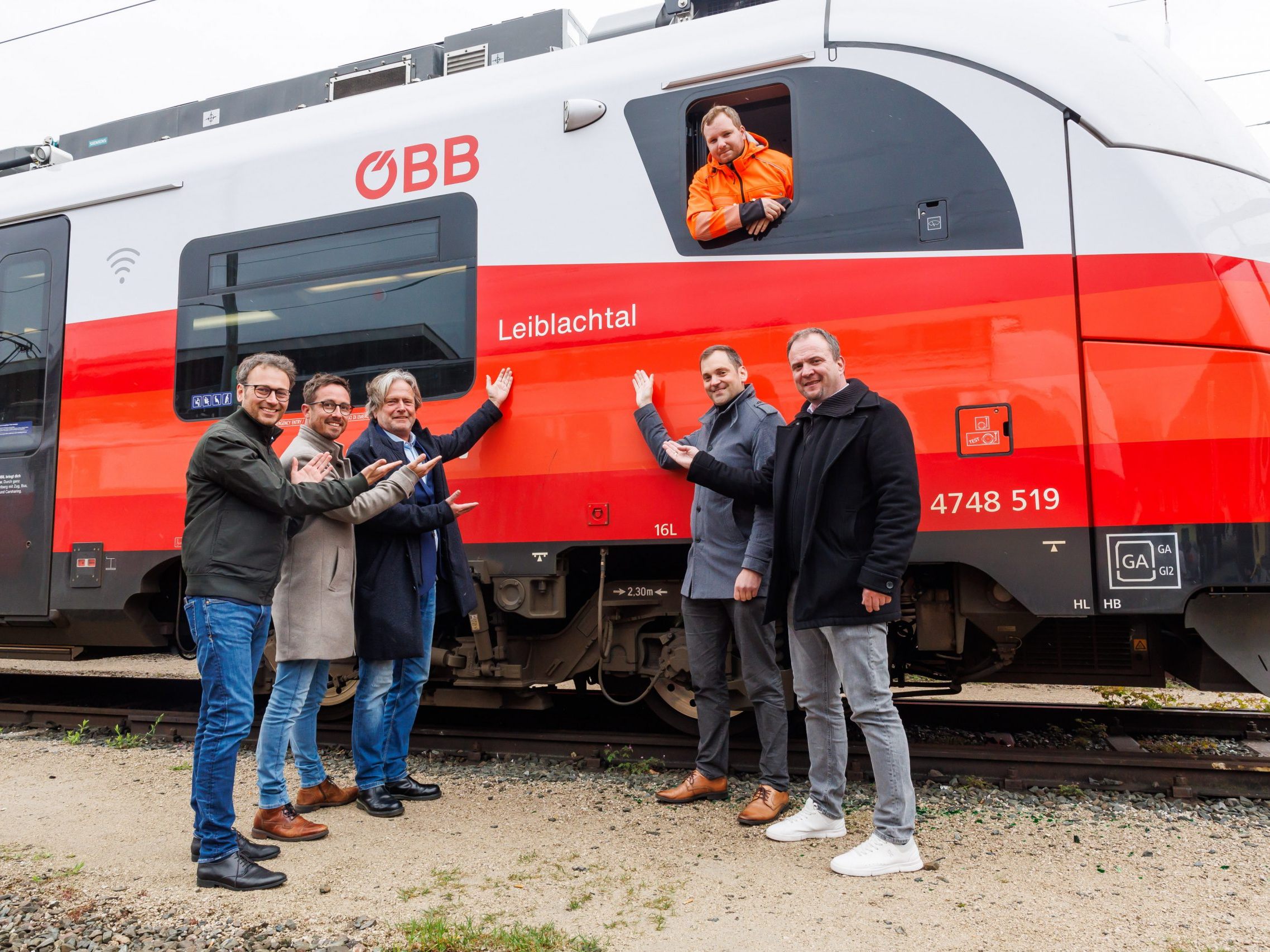 Die Mitarbeiter des Wirtschaftshofes im Einsatz für das kostbare Nass: Christoph Matt (links) und Wassermeister Andreas Fessler. Die Mitarbeiter des Wirtschaftshofes im Einsatz für das kostbare Nass: Christoph Matt (links) und Wassermeister Andreas Fessler.