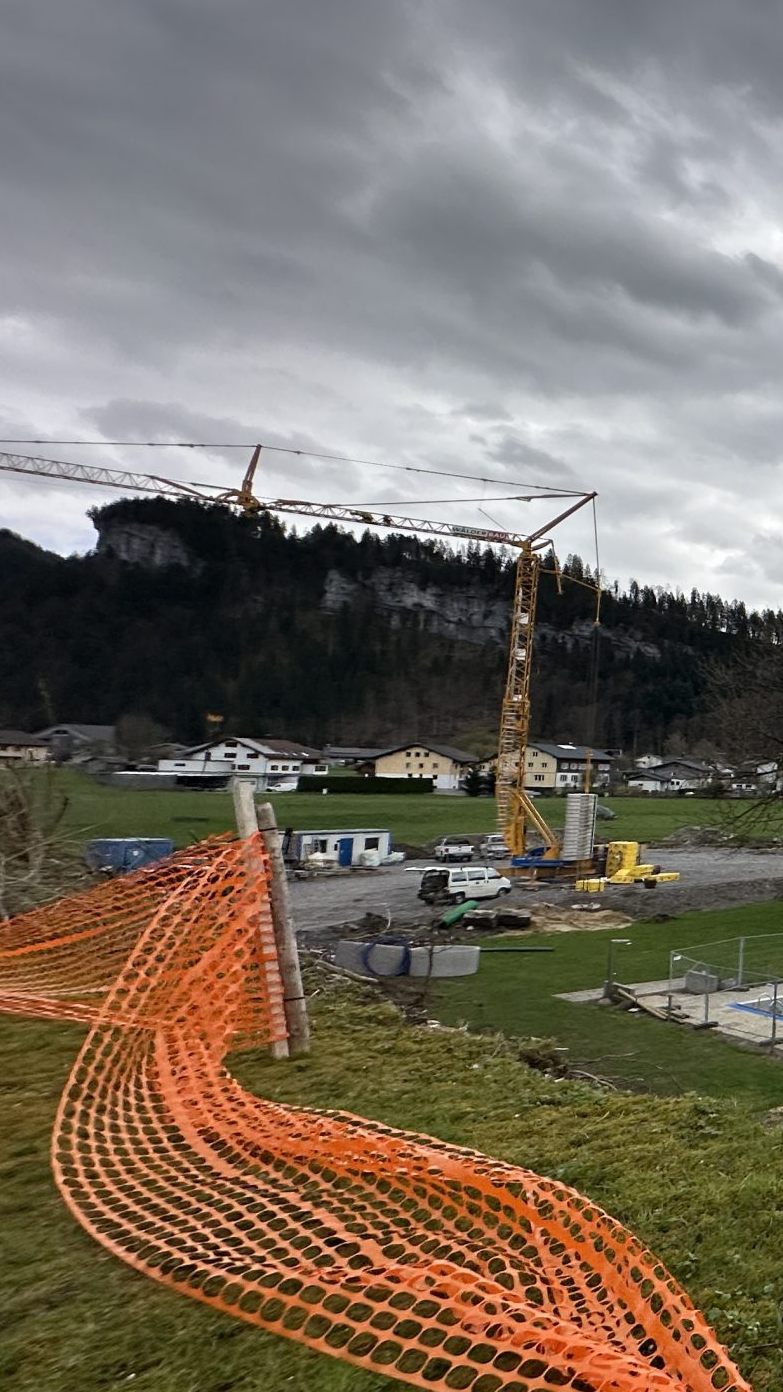 Direkt beim Schwimmbad in Bezau gibt es eine neue Baustelle.