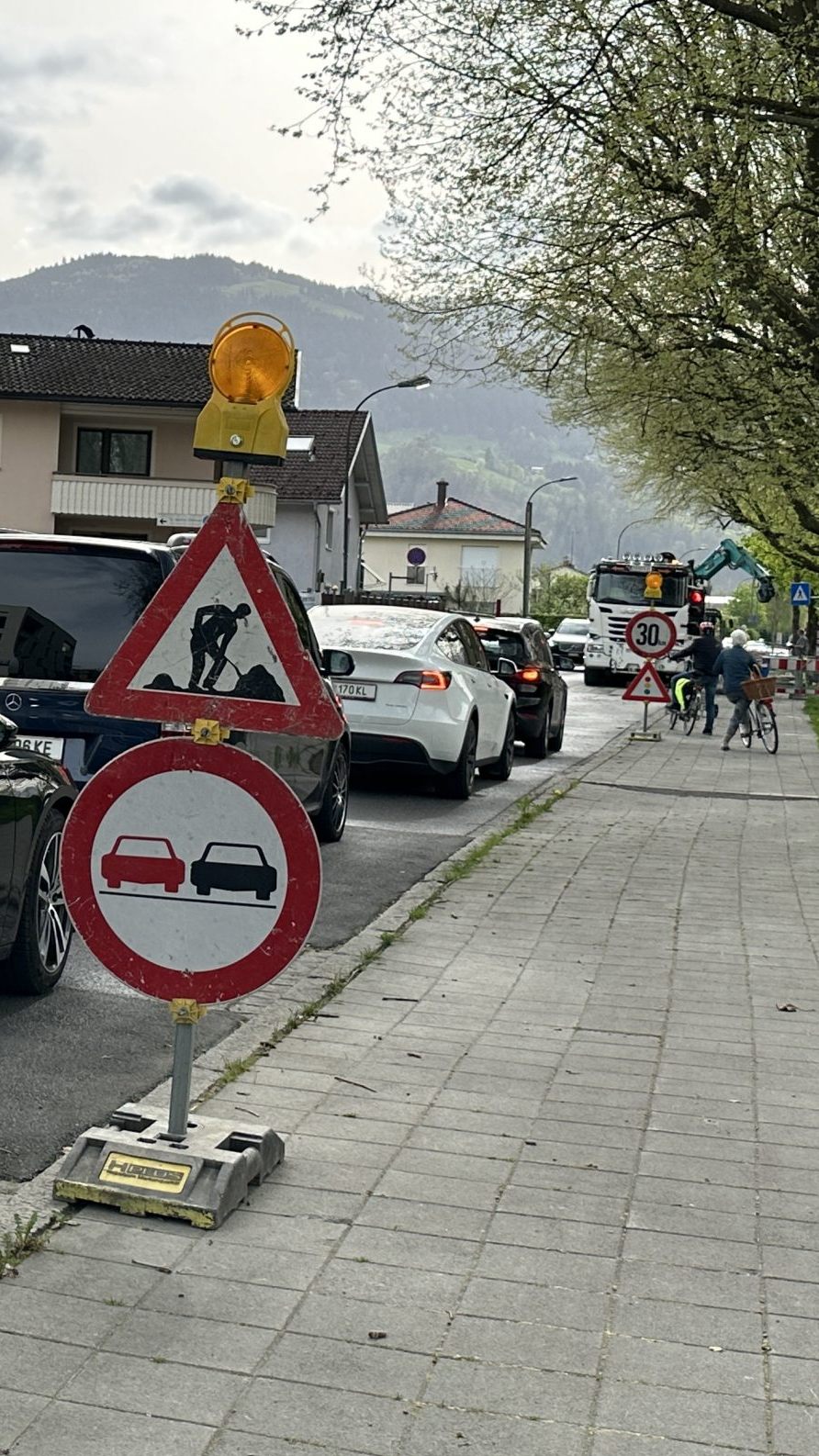Eine Baustelle mit Ampelregelung sorgt für Verzögerungen.