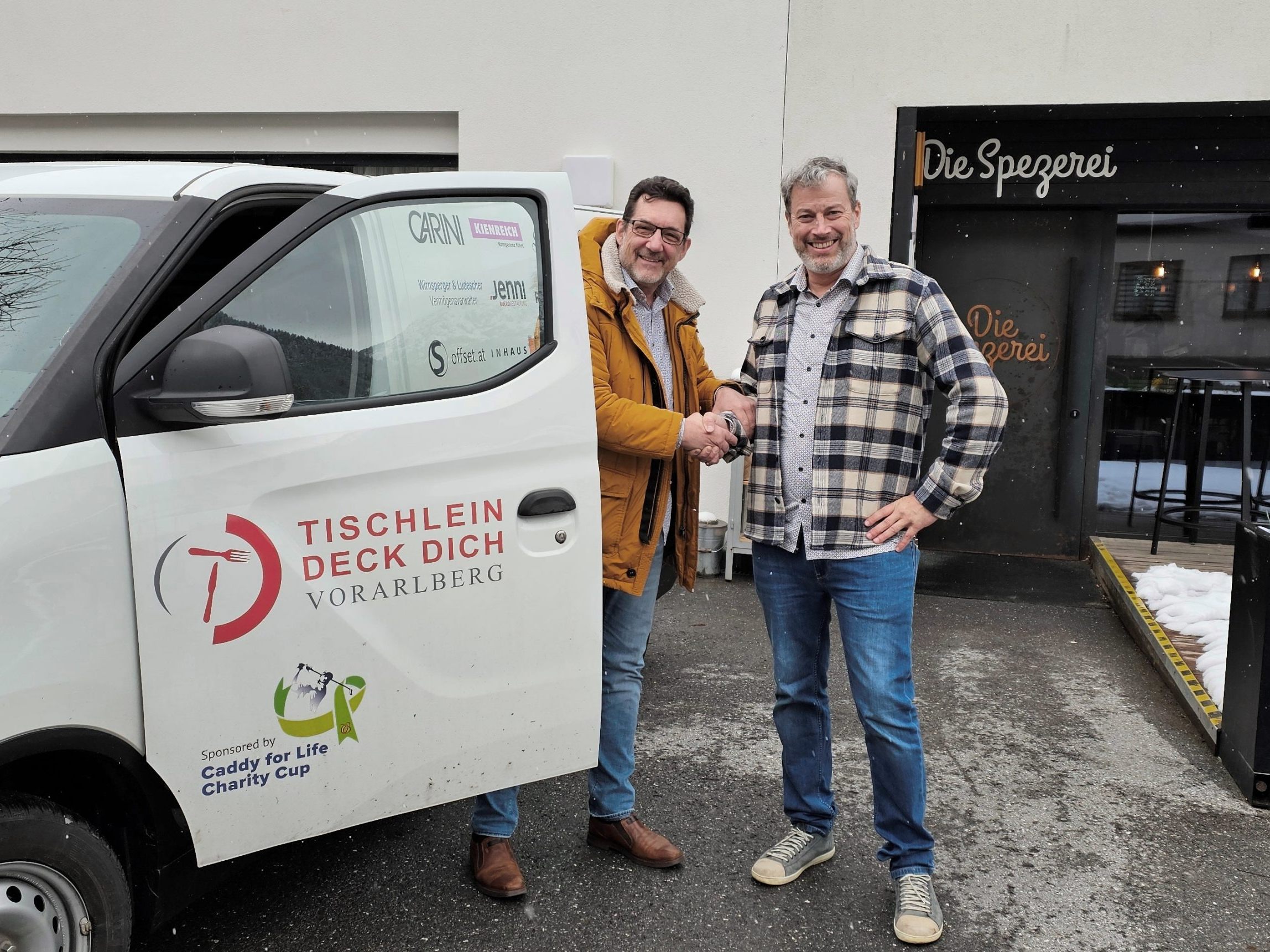 Stellvertretend für Tischlein deck dich übernahm Andreas Seeburger (li) von Hannes Durnwalder (re) die mittlerweile 3. großzügige Spende von der "Spezerei" in Brand.