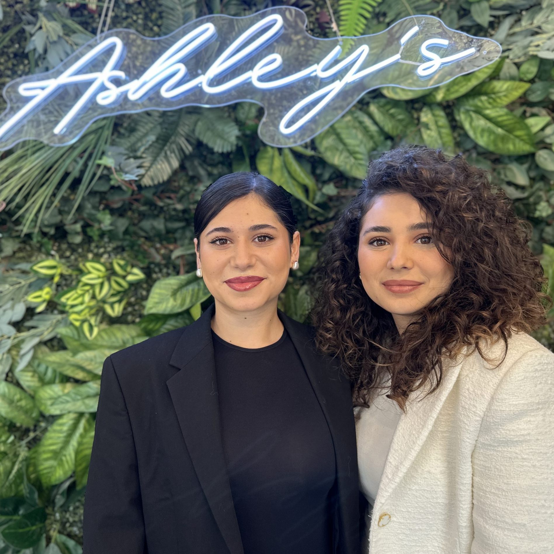 Asli und Asya freuen sich auf ihr gemeinsames Lokal.