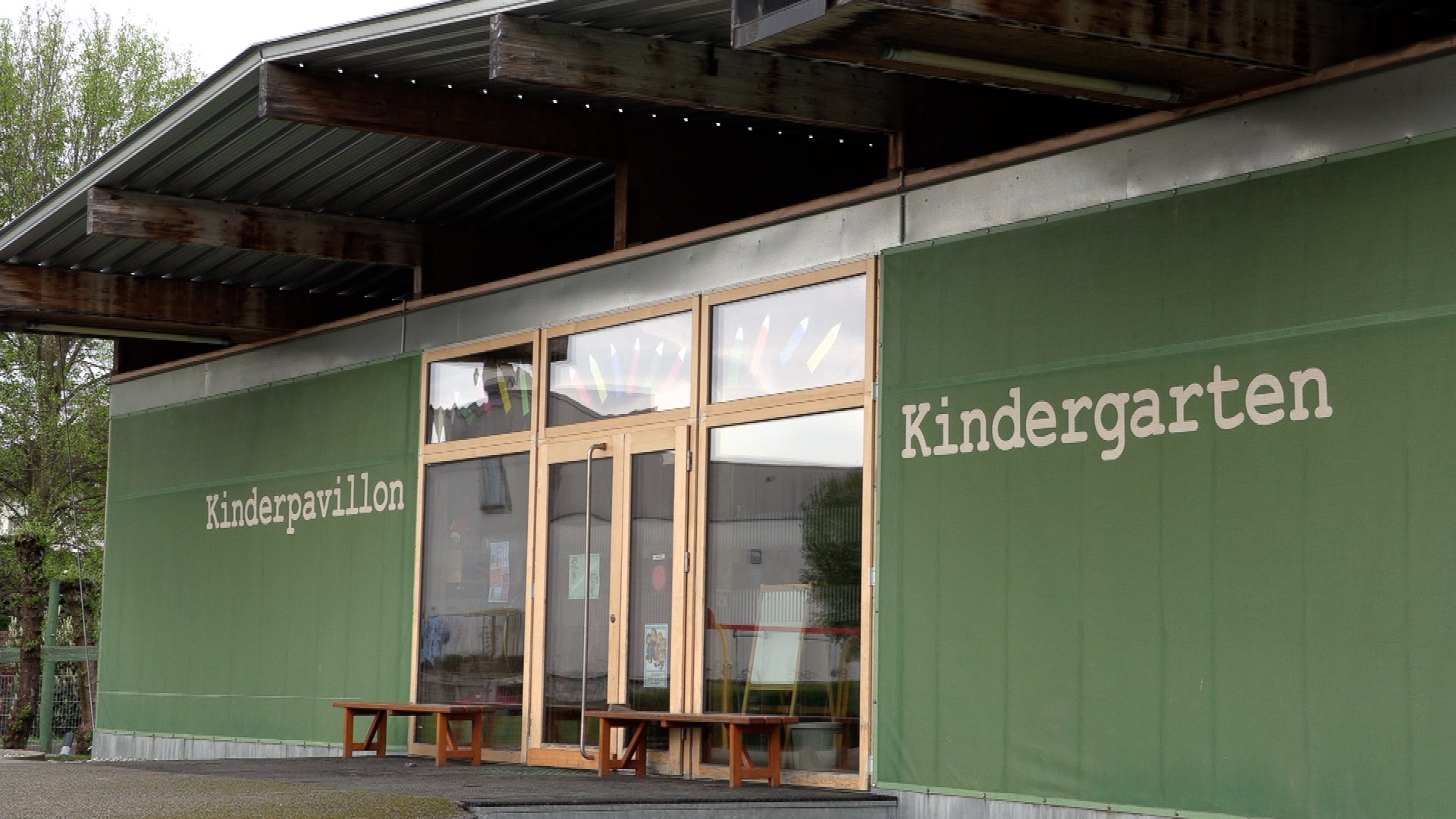Die Männer hantierten mit der Luftdruckwaffe beim Kinderpavillion. Die Männer hantierten mit der Luftdruckwaffe beim Kinderpavillion.